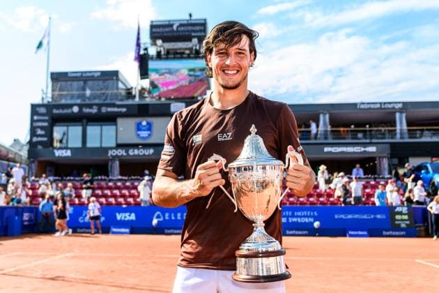 250720 Luciano Darderi of Italy celebrates with the trophy after the singel final tennis match during day 8 on July 20, 2025 in Bastad. Photo: Mathilda Schuler BILDBYRAN kod MA MA0849 tennis ATP, Tennis Herren 250 nordea open bbeng jubel Copyright: MATHILDAxSCHULER BB250720MA068