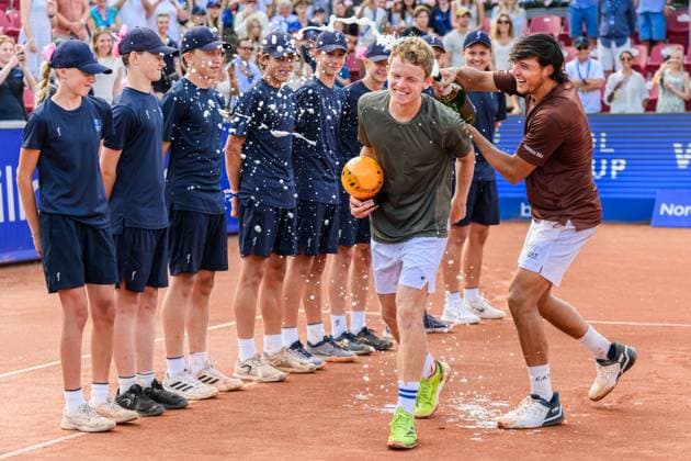 250720 Luciano Darderi of Italy celebrates winning in the singel final tennis match during day 8 on July 20, 2025 in Bastad. Photo: Mathilda Schuler BILDBYRAN kod MA MA0849 tennis ATP, Tennis Herren 250 nordea open bbeng jubel Copyright: MATHILDAxSCHULER BB250720MA070