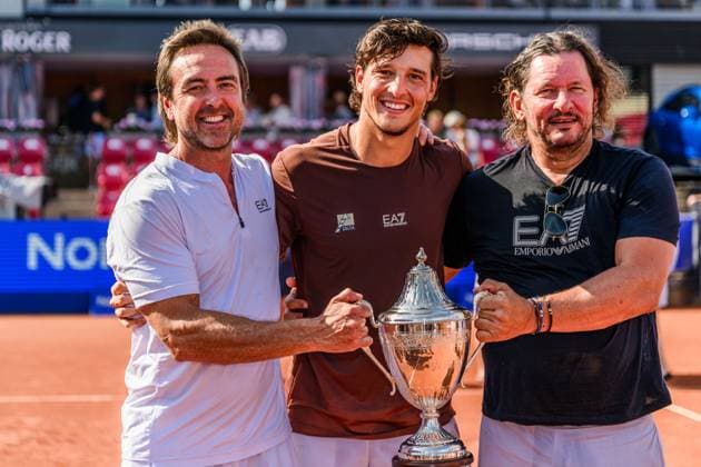 250720 Luciano Darderi of Italy and his father Gino Darderi (t.r) celebrate after winning in the singel final tennis match during day 8 on July 20, 2025 in Bastad. Photo: Mathilda Schuler BILDBYRAN kod MA MA0849 tennis ATP, Tennis Herren 250 nordea open bbeng jubel Copyright: MATHILDAxSCHULER BB250720MA074