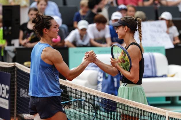 GER, Hamburg, xFSx, ATP250 Frauen-Tennistunier , MSC Hamburg Ladies Open 2025 , Finale ,20.07.2025 v.l. Anna Bondar (HUN) gratuliert Lois Boisson (FRA) zum Sieg Copyright: HMBxMedia FernandoxSoares