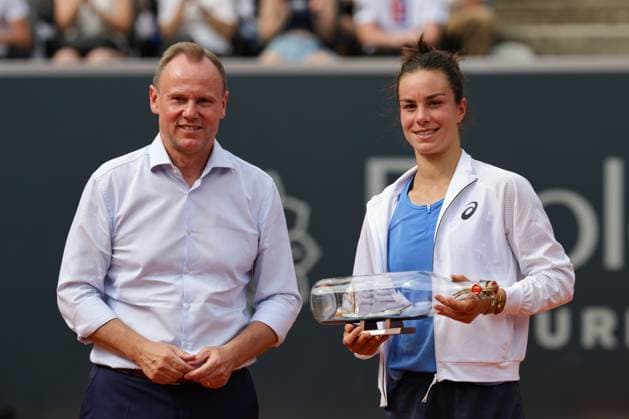 GER, Hamburg, xFSx, ATP250 Frauen-Tennistunier , MSC Hamburg Ladies Open 2025 , Finale ,20.07.2025 v.l. Lois Boisson (FRA) mit Andy Grote (Senator der Hamburger Behörde für Inneres und Copyright: HMBxMedia FernandoxSoares