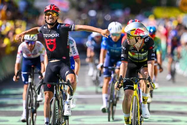 Tour de France 2025 Stage 15 CARCASSONNE, FRANCE - JULY 20 : Van Aert Wout (BEL) of Team Visma - Lease a Bike, Alaphilippe Julian (FRA) of Tudor Pro Cycling Team at the finish line during stage 15 of the 112th edition of Tour de France an UCI World Tour 2.UWT cycling road race stage for Men Elite of 169 km with start in Muret and finish in Carcassonne on July 20, 2025 in Carcassonne, France, 20 07 2025 ( Motordriver Kenny Verfaillie - Carcassonne France  Copyright: xVincentxKalutx