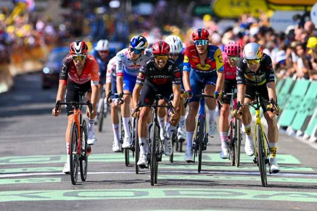 Tour de France 2025 Stage 15 CARCASSONNE, FRANCE - JULY 20 : Van Aert Wout (BEL) of Team Visma - Lease a Bike, Alaphilippe Julian (FRA) of Tudor Pro Cycling Team in the final sprint during stage 15 of the 112th edition of Tour de France an UCI World Tour 2.UWT cycling road race stage for Men Elite of 169 km with start in Muret and finish in Carcassonne on July 20, 2025 in Carcassonne, France, 20 07 2025 ( Motordriver Kenny Verfaillie - Carcassonne France  Copyright: xVincentxKalutx