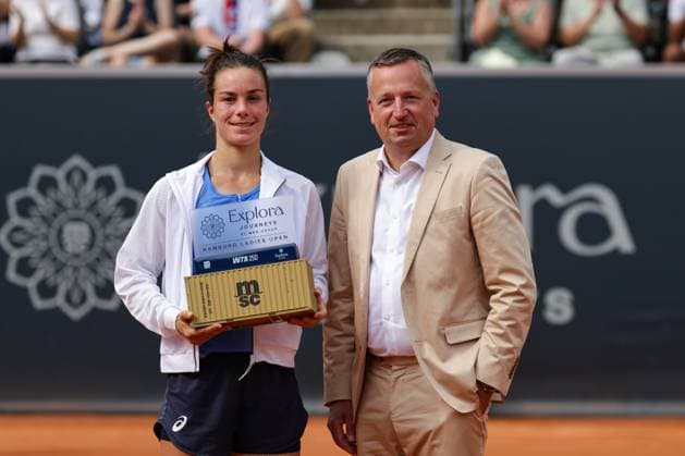 GER, Hamburg, xFSx, ATP250 Frauen-Tennistunier , MSC Hamburg Ladies Open 2025 , Finale ,20.07.2025 v.l. Lois Boisson (FRA) , Nils Kahn (Leitung der Reederei MSC Germany) Copyright: HMBxMedia FernandoxSoares