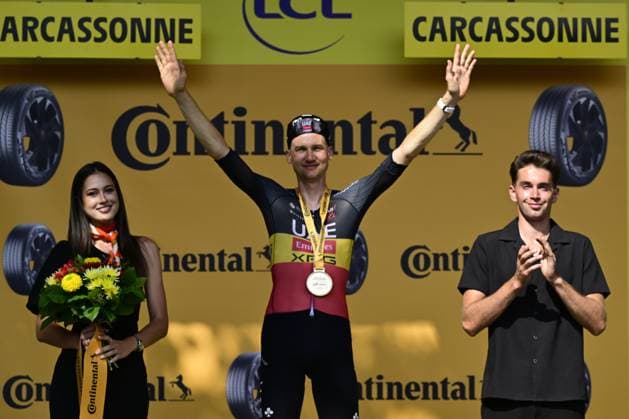 Sport Bilder des Tages Belgian Tim Wellens of UAE Team Emirates and pictured on the podium after winning the stage 15 of the 2025 Tour de France cycling race, from Muret to Carcasonne (169 km), on Sunday 20 July 2025 in France. The 112th edition of the Tour de France starts on Saturday 5 July in Lille, France, and will finish in Paris, France on the 27th of July. DIRKxWAEM  x129659723x