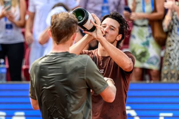 250720 Luciano Darderi of Italy celebrates winning in the singel final tennis match during day 8 on July 20, 2025 in Bastad. Photo: Mathilda Schuler BILDBYRAN kod MA MA0849 tennis ATP, Tennis Herren 250 nordea open bbeng jubel Copyright: MATHILDAxSCHULER BB250720MA119