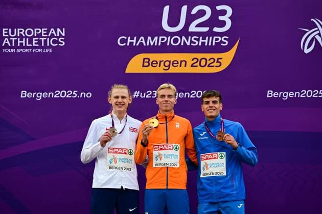Sport Bilder des Tages 2025-07-20 European Athletics U23 Championships 2025 BERGEN, NORWAY - JULY 20: Justin Davies of Great Britain, Niels Laros of the Netherlands and Giovanni Lazzaro of Italy during the podium ceremony after competing in the 800m Men during Day 4 of the European Athletics U23 Championships 2025 at Fana Stadion on July 20, 2025 in Bergen, Norway. (Photo by Erik van Leeuwen BSR Agency) Bergen Norway Content not available for redistribution in The Netherlands directly or indirectly through any third parties. Copyright: xBSRxAgencyx