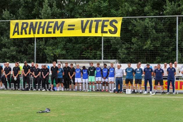 2025-07-20 MASV v Vitesse - Preseason friendly match ARNHEM, NETHERLANDS - JULY 20: Vitessebench 1 minute silence because of the death of Golden Vitessenaar Rein Papenburg, banner Arnhem=Vites during the Preseason friendly match match between MASV and Vitesse at Sportpark Malburgen West1 on July 20, 2025 in Arnhem, Netherlands. Arnhem Sportpark Malburgen West1 Netherlands Content not available for redistribution in The Netherlands directly or indirectly through any third parties. Copyright: xBenxGalx