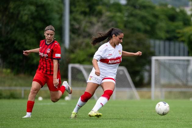 Laureta Temaj (VfB Stuttgart, 05) am Ball, GER, VfB Stuttgart vs FC Heidenheim, Fussball Frauen Testspiel, Saison 2025 2026, 20.07.2025 GER, VfB Stuttgart vs FC Heidenheim, Fussball Frauen Testspiel, Saison 2025 2026, 20.07.2025 Bad Cannstatt Copyright: xEibner-Pressefoto Memmlerx EP_MMR