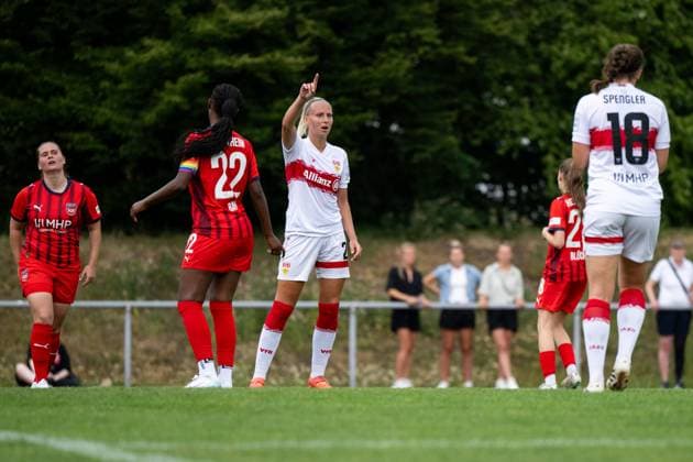 Meike Meßmer (VfB Stuttgart, 29), Jana Spengler (VfB Stuttgart, 18) jubeln ueber das Tor zum 2:0, Tigidankay Bah (FC Heidenheim, 22) aergert sich, GER, VfB Stuttgart vs FC Heidenheim, Fussball Frauen Testspiel, Saison 2025 2026, 20.07.2025 GER, VfB Stuttgart vs FC Heidenheim, Fussball Frauen Testspiel, Saison 2025 2026, 20.07.2025 Bad Cannstatt Copyright: xEibner-Pressefoto Memmlerx EP_MMR
