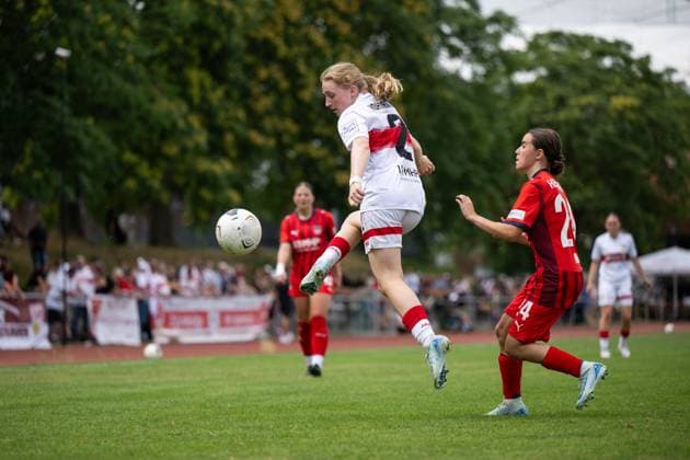 Linette Hofmann (VfB Stuttgart, 02) im Zweikampf mit Lena Hoenig (FC Heidenheim, 24), GER, VfB Stuttgart vs FC Heidenheim, Fussball Frauen Testspiel, Saison 2025 2026, 20.07.2025 GER, VfB Stuttgart vs FC Heidenheim, Fussball Frauen Testspiel, Saison 2025 2026, 20.07.2025 Bad Cannstatt Copyright: xEibner-Pressefoto Memmlerx EP_MMR