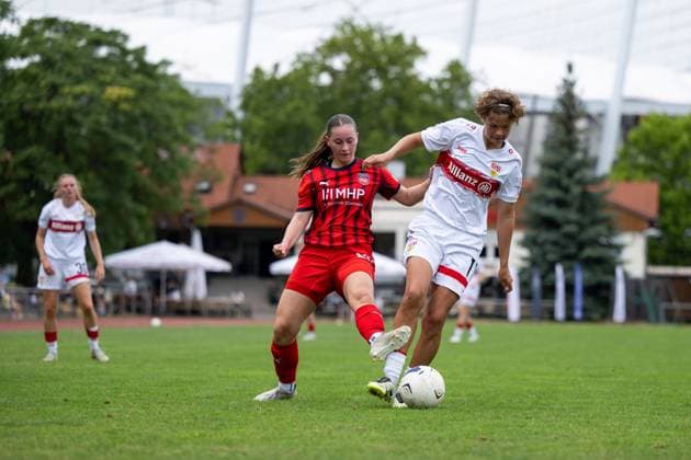 Rosa Rueckert (VfB Stuttgart, 11) im Zweikampf mit Lina Kaeppeler (FC Heidenheim, 20), GER, VfB Stuttgart vs FC Heidenheim, Fussball Frauen Testspiel, Saison 2025 2026, 20.07.2025 GER, VfB Stuttgart vs FC Heidenheim, Fussball Frauen Testspiel, Saison 2025 2026, 20.07.2025 Bad Cannstatt Copyright: xEibner-Pressefoto Memmlerx EP_MMR