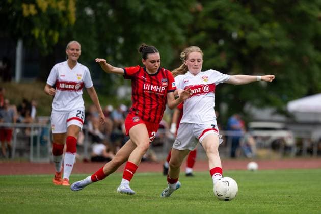 Svea Fleischmann (FC Heidenheim, 25) im Zweikampf mit Linette Hofmann (VfB Stuttgart, 02), dahinter Meike Meßmer (VfB Stuttgart, 29), GER, VfB Stuttgart vs FC Heidenheim, Fussball Frauen Testspiel, Saison 2025 2026, 20.07.2025 GER, VfB Stuttgart vs FC Heidenheim, Fussball Frauen Testspiel, Saison 2025 2026, 20.07.2025 Bad Cannstatt Copyright: xEibner-Pressefoto Memmlerx EP_MMR