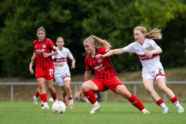 Sabrina Kraus (FC Heidenheim, 07) im Zweikampf mit Linette Hofmann (VfB Stuttgart, 02), GER, VfB Stuttgart vs FC Heidenheim, Fussball Frauen Testspiel, Saison 2025 2026, 20.07.2025 GER, VfB Stuttgart vs FC Heidenheim, Fussball Frauen Testspiel, Saison 2025 2026, 20.07.2025 Bad Cannstatt Copyright: xEibner-Pressefoto Memmlerx EP_MMR