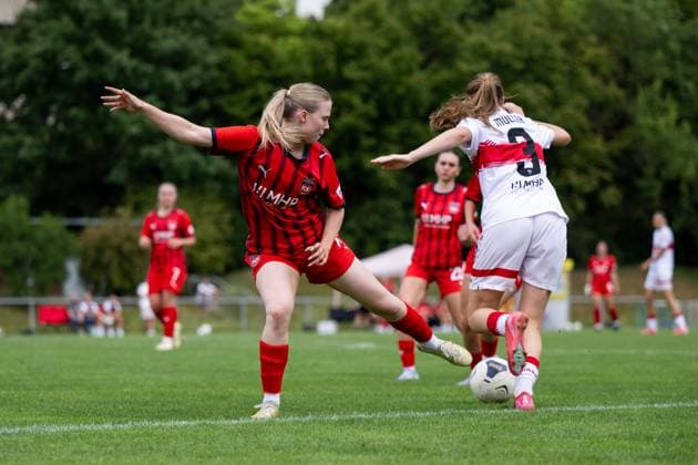 Noemi Spieß (FC Heidenheim, 15) im Zweikampf mit Lenelotte Mueller (VfB Stuttgart, 03), GER, VfB Stuttgart vs FC Heidenheim, Fussball Frauen Testspiel, Saison 2025 2026, 20.07.2025 GER, VfB Stuttgart vs FC Heidenheim, Fussball Frauen Testspiel, Saison 2025 2026, 20.07.2025 Bad Cannstatt Copyright: xEibner-Pressefoto Memmlerx EP_MMR