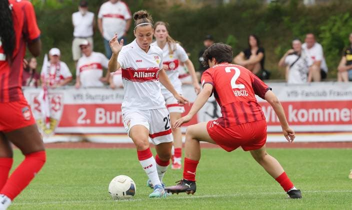 Stuttgart , Fußball Testspiel VfB Stuttgart Frauen vs. FC Heidenheim , von links: Nicole Billa ( VfB ) Ines Husic ( HDH )