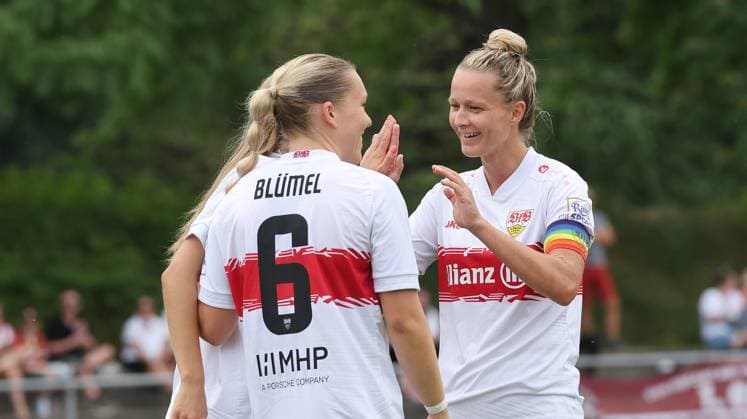 Stuttgart , Fußball Testspiel VfB Stuttgart Frauen vs. FC Heidenheim , Jubel , rechts: Jana Beuschlein ( VfB )