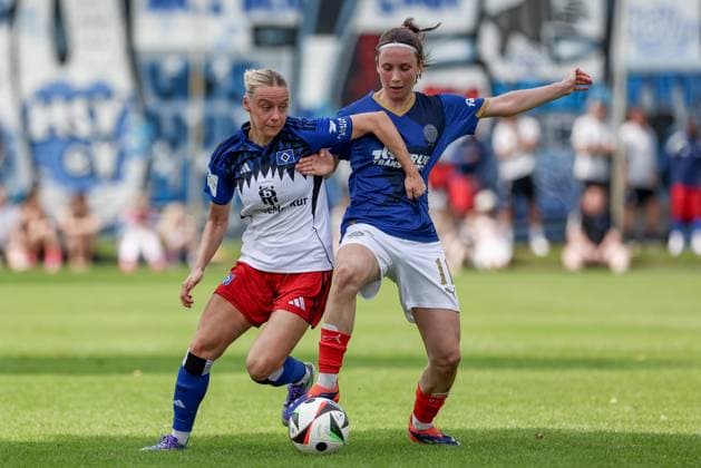 v.li.: Sophie Hillebrand (Hamburger SV, 22) und Paula Harder (Holstein Kiel, 11) im Zweikampf, Duell, Dynamik, Aktion, Action, Spielszene, 20.07.2025, Norderstedt (Deutschland), Fussball, Testspiel Frauen, Hamburger SV - Holstein Kiel