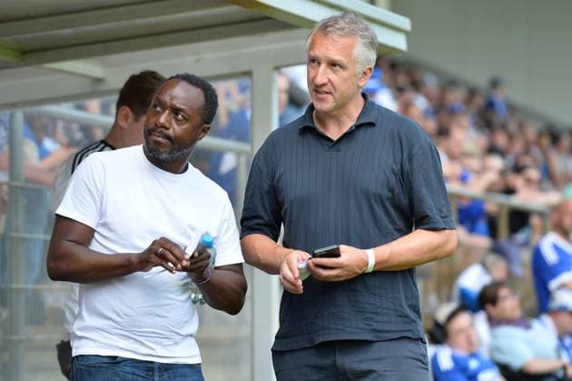 Fußball Herren Testspiel Saison 2025 2026 Rot Weiss Ahlen - Schalke 04 am 20.07.2025 im Wersestadion in Ahlen Ben Manga ( Direktor für Kaderplanung, Scouting und Knappenschmiede Schalke 04 ), links - Frank Baumann ( Vorstand Schalke 04 ), rechts Nordrhein-Westfalen Deutschland