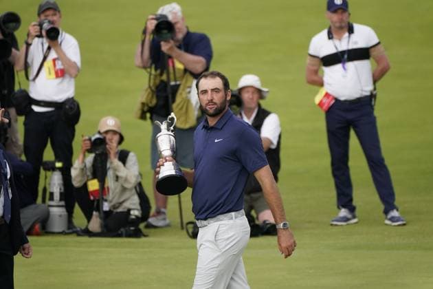 The 153rd Open Championship 2025 Scottie Scheffler after holing his final putt on the 18th hole and celebrates his win with the trophy In action on the 18th hole the final 4th day TheÊ153rd Open Championship, Royal Portrush Golf Club (Dunluce Links) in Portrush, County Antrim, Northern Ireland, from Thursday, 17 July to Sunday, 20 July 2025. Copyright: xMarkxNewcombex