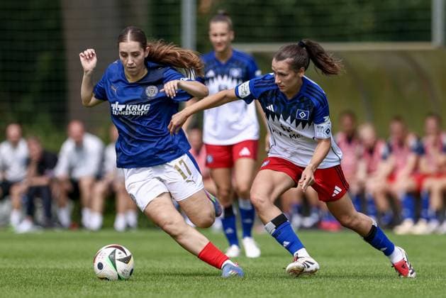 v.li.: Arjela Lako (Holstein Kiel, 17) und Pauline Machtens (Hamburger SV, 28) im Zweikampf, Duell, Dynamik, Aktion, Action, Spielszene, 20.07.2025, Norderstedt (Deutschland), Fussball, Testspiel Frauen, Hamburger SV - Holstein Kiel