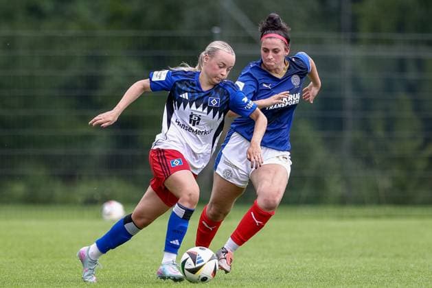 v.li.: Mia Büchele (Hamburger SV, 17) und Aryanna Naward (Holstein Kiel, 15) im Zweikampf, Duell, Dynamik, Aktion, Action, Spielszene, 20.07.2025, Norderstedt (Deutschland), Fussball, Testspiel Frauen, Hamburger SV - Holstein Kiel