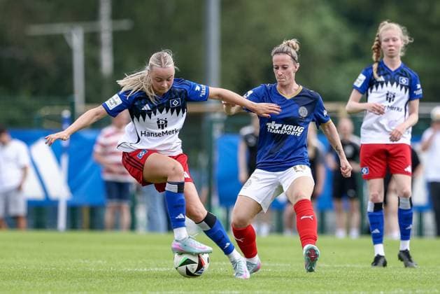 v.li.: Mia Büchele (Hamburger SV, 17) und Sandra Krohn (Holstein Kiel, 16) im Zweikampf, Duell, Dynamik, Aktion, Action, Spielszene, 20.07.2025, Norderstedt (Deutschland), Fussball, Testspiel Frauen, Hamburger SV - Holstein Kiel