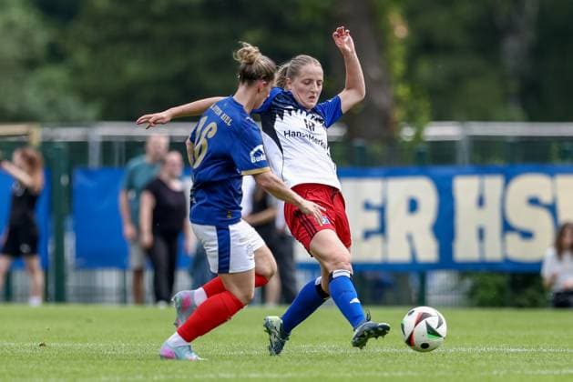 v.li.: Sandra Krohn (Holstein Kiel, 16) und Nina Räcke (Hamburger SV, 39) im Zweikampf, Duell, Dynamik, Aktion, Action, Spielszene, 20.07.2025, Norderstedt (Deutschland), Fussball, Testspiel Frauen, Hamburger SV - Holstein Kiel