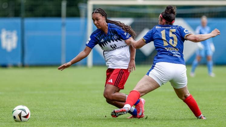 v.li.: Melina Krüger (Hamburger SV, 9) und Aryanna Naward (Holstein Kiel, 15) im Zweikampf, Duell, Dynamik, Aktion, Action, Spielszene, 20.07.2025, Norderstedt (Deutschland), Fussball, Testspiel Frauen, Hamburger SV - Holstein Kiel