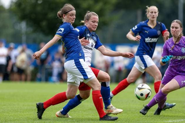 v.li.: Lea Althof (Holstein Kiel, 21) und Christin Meyer (Hamburger SV, 16) im Zweikampf, Duell, Dynamik, Aktion, Action, Spielszene, 20.07.2025, Norderstedt (Deutschland), Fussball, Testspiel Frauen, Hamburger SV - Holstein Kiel