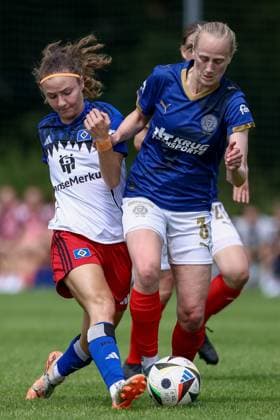 v.li.: Melanie Brunnthaler (Hamburger SV, 11) und Jasmin Grosnick (Holstein Kiel, 3) im Zweikampf, Duell, Dynamik, Aktion, Action, Spielszene, 20.07.2025, Norderstedt (Deutschland), Fussball, Testspiel Frauen, Hamburger SV - Holstein Kiel