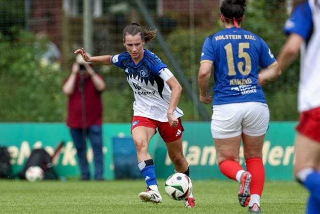 Pauline Machtens (Hamburger SV, 28) am Ball, Einzelbild, Ganzkörper, Aktion, Action, Spielszene, 20.07.2025, Norderstedt (Deutschland), Fussball, Testspiel Frauen, Hamburger SV - Holstein Kiel