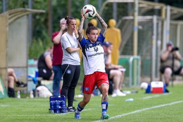 Debora Vinci (Hamburger SV, 4) beim Einwurf, Aktion, Action, Spielszene, 20.07.2025, Norderstedt (Deutschland), Fussball, Testspiel Frauen, Hamburger SV - Holstein Kiel