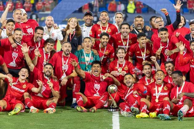 July 20, 2025, Carson, California, USA: Club Deportivo Toluca players celebrate with their trophy after defeating the Club America during Liga MX 2025 CampeoÂ³n de Campeones soccer match at Dignity Health Sports Park, July 20, 2025 in Carson, Calif. Carson USA - ZUMAc68_ 20250720_zaf_c68_028 Copyright: xRingoxChiux