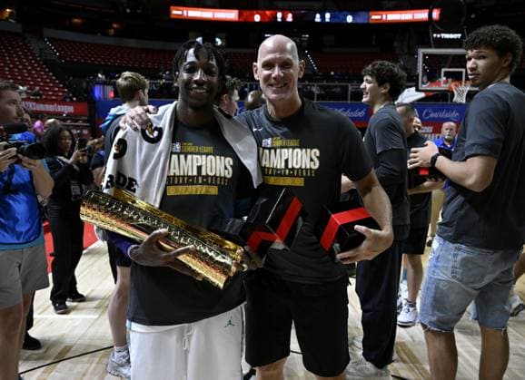 NBA, Basketball Herren, USA 2K26 Summer League Championship: Sacramento Kings vs Charlotte Hornets LAS VEGAS, NEVADA - JULY 20: Head Coach Chris Jent and Damion Baugh pose as Charlotte Hornets team wins the championship game of NBA 2K26 Summer League against Sacramento Kings at Thomas & Mack Center in Las Vegas, Nevada, United States on July 20, 2025. Tayfun Coskun Anadolu Las Vegas United States. Editorial use only. Please get in touch for any other usage.  Copyright: x2025xAnadoluxTayfunxCoskunx