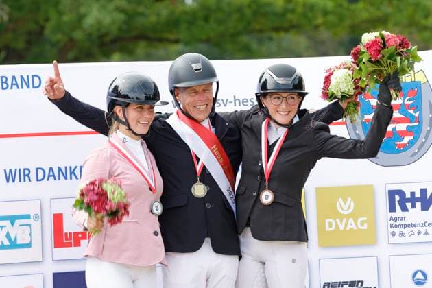 20.07.2025 Reitsport Pferdesport Reiten Hessische Meisterschaften 2025 Hofgut Kranichstein hier Siegerehrung Merck Amateur-Spring-Tour Finale Hessisches Amateurchampionat v. li. Platz 2 Celine HERRMANN (Kleestädter RC Rosenhöhe) Platz 1 Michael WEISEL (RFV Groß-Zimmern) Platz 3 Marie-Sophie ARNOLD (RFV Wiesbaden-Kloppenheim Darmstadt Hessen Deutschland *** 20 07 2025 Equestrian Sport Horse Riding Hessian Championships 2025 Hofgut Kranichstein here Award Ceremony Merck Amateur Jumping Tour Final Hessian Amateur Championship v li Place 2 Celine HERRMANN Kleestädter RC Rosenhöhe Place 1 Michael WEISEL RFV Groß Zimmern Place 3 Marie Sophie ARNOLD RFV Wiesbaden Kloppenheim Darmstadt Hessen Germany