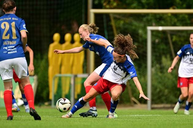 Fußball I Frauen I Saison 2025-2026 I Testspiel I Hamburger SV - Holstein Kiel I 20.07.2025 Jasmin Grosnick (3, Holstein Kiel) Melanie Brunnthaler (11, Hamburger SV) Hamburg Paul Hauenschild Sportanlage Hamburg Deutschland Copyright: xLobeca FelixxSchlikisx