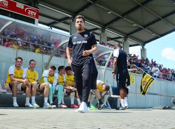 Trainer Thomas Stamm (Dresden) Saisonauftakt von FSV Zwickau am 20.7.2025 in der GGZ-Arena Testspiel FSV Zwickau - Dynamo Dresden 0:0 (Volkswagen-Cup) Testspiel FSV Zwickau - Dynamo Dresden *** Coach Thomas Stamm Dresden Season opener of FSV Zwickau on 20 7 2025 in the GGZ Arena Test match FSV Zwickau Dynamo Dresden 0 0 Volkswagen Cup Test match FSV Zwickau Dynamo Dresden
