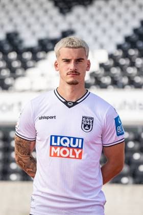 SSV Ulm 1846 Fußball; 3. Liga, Porträttermin 2025 2026 44 Niklas Castelle; SSV Ulm 1846 Fußball; 3. Liga, Porträttermin 2025 2026 Foto: Lucca Fundel Ulm Donaustadion Ulm Baden-Württemberg Deutschland