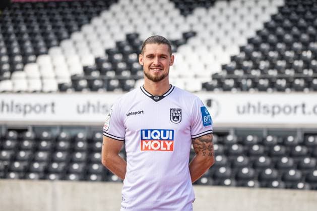SSV Ulm 1846 Fußball; 3. Liga, Porträttermin 2025 2026 11 Dennis Chessa; SSV Ulm 1846 Fußball; 3. Liga, Porträttermin 2025 2026 Foto: Lucca Fundel Ulm Donaustadion Ulm Baden-Württemberg Deutschland