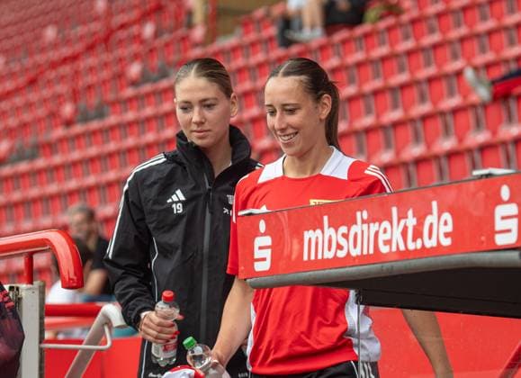 Fußball, Frauen, Saison 2025 2026, 1. Bundesliga, 1. FC Union Berlin, Trainingsauftakt, v. l. Samantha Steuerwald (1. FC Union), Anna Weiß (1. FC Union), 21.07. 2025, Copyright: xSebastianxRäppold MatthiasxKochx