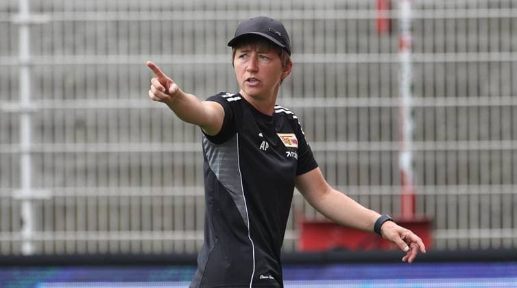 Trainerin Ailien Poese zeigend, gestikulierend Aktion Oberkörper Fußball Fussball Frauen Damen Bundesliga Saison 2025 2026 21.07.2025 Trainingsauftakt 1.FC Union Berlin DFL regulations prohibit any use of photographs as image sequences and or quasi-video