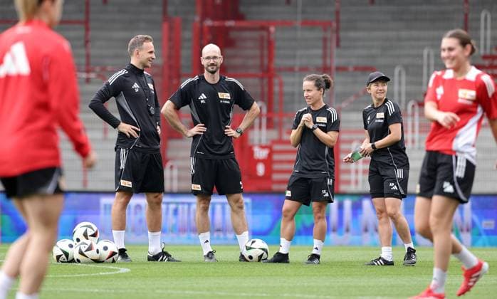 Co Trainer Simon Falke, Athletiktrainer Marcus Liebig, Co Trainerin Sabrina Eckhoff, Trainerin Ailien Poese Fußball Fussball Frauen Damen Bundesliga Saison 2025 2026 21.07.2025 Trainingsauftakt 1.FC Union Berlin DFL regulations prohibit any use of photographs as image sequences and or quasi-video