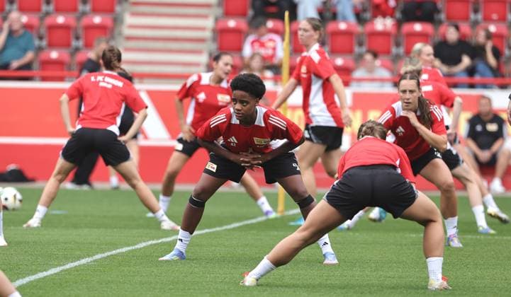 Naika Reissner bem Dehnen Fußball Fussball Frauen Damen Bundesliga Saison 2025 2026 21.07.2025 Trainingsauftakt 1.FC Union Berlin DFL regulations prohibit any use of photographs as image sequences and or quasi-video