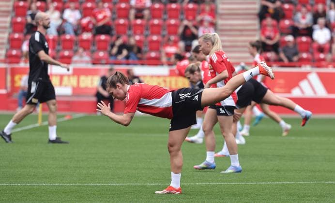 Katja Orschmann beim Dehnen Einzelbild Freisteller Aktion Fußball Fussball Frauen Damen Bundesliga Saison 2025 2026 21.07.2025 Trainingsauftakt 1.FC Union Berlin DFL regulations prohibit any use of photographs as image sequences and or quasi-video