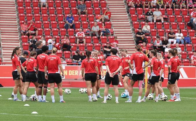 Trainerin Ailien Poese, Co Trainerin Sabrina Eckhoff redet zur Mannschaft Fußball Fussball Frauen Damen Bundesliga Saison 2025 2026 21.07.2025 Trainingsauftakt 1.FC Union Berlin DFL regulations prohibit any use of photographs as image sequences and or quasi-video