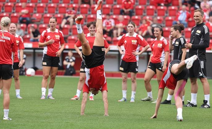 Dina Orschmann macht einen Handstand vor der Mannschaft Fußball Fussball Frauen Damen Bundesliga Saison 2025 2026 21.07.2025 Trainingsauftakt 1.FC Union Berlin DFL regulations prohibit any use of photographs as image sequences and or quasi-video