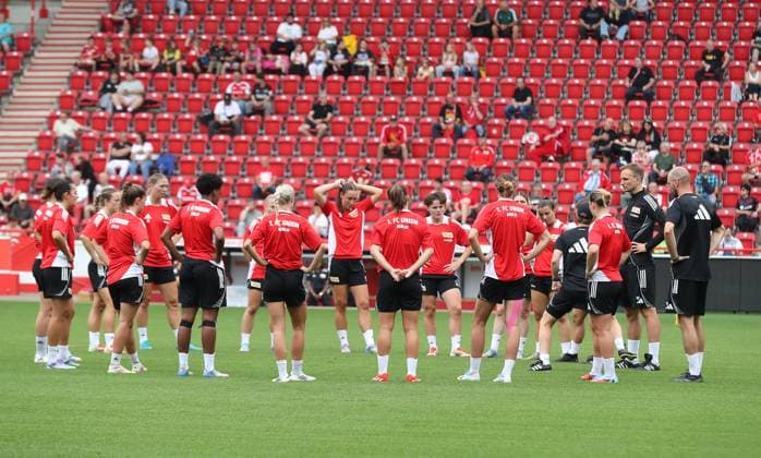 Trainerin Ailien Poese, Co Trainer Simon Falke redet zur Mannschaft Fußball Fussball Frauen Damen Bundesliga Saison 2025 2026 21.07.2025 Trainingsauftakt 1.FC Union Berlin DFL regulations prohibit any use of photographs as image sequences and or quasi-video