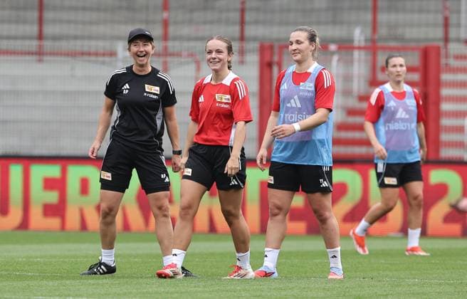 Trainerin Ailien Poese redet mit Lisa Heiseler, Dina Orschmann Fußball Fussball Frauen Damen Bundesliga Saison 2025 2026 21.07.2025 Trainingsauftakt 1.FC Union Berlin DFL regulations prohibit any use of photographs as image sequences and or quasi-video