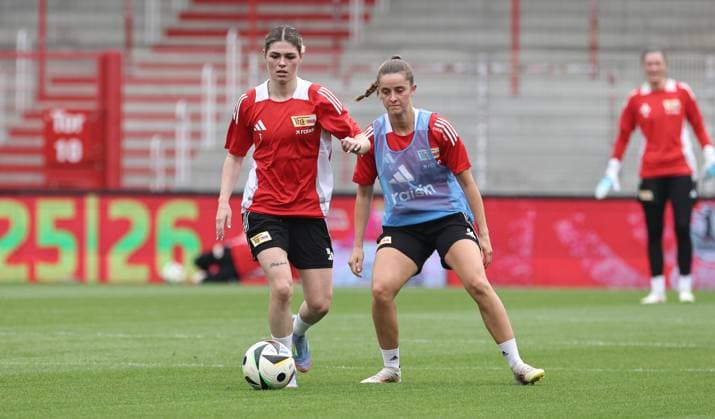 Eileen Campbell am Ball, Celine Frank Zweikampf Spielszene Aktion Fußball Fussball Frauen Damen Bundesliga Saison 2025 2026 21.07.2025 Trainingsauftakt 1.FC Union Berlin DFL regulations prohibit any use of photographs as image sequences and or quasi-video